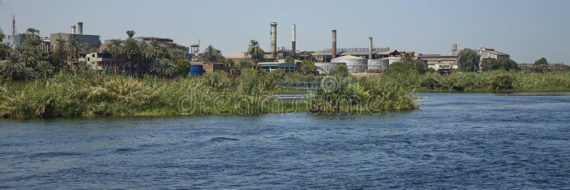 Arquitetura no Nilo perto de Edfu, Egito imagem de stock royalty free