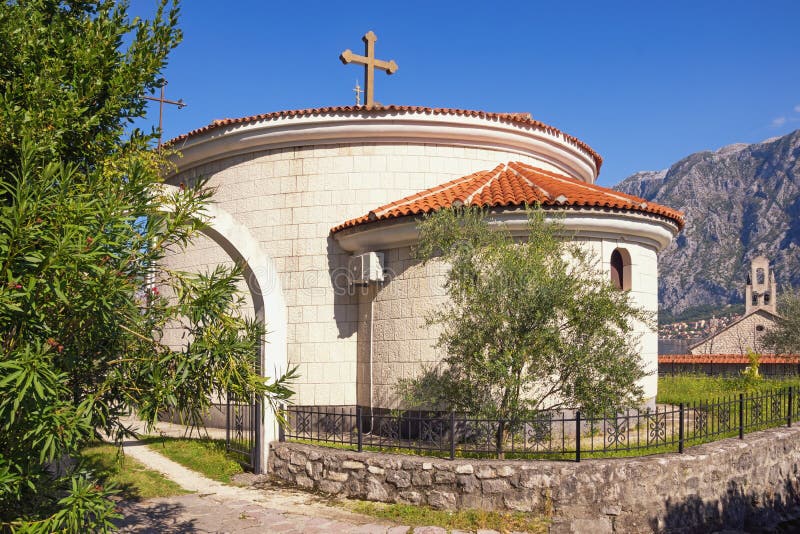 Arquitetura religiosa Montenegro, cidade de Prcanj Visão da Igreja Ortodoxa de São Pedro de Cetinje imagem de stock Arquitetura religiosa Montenegro, cidade de Prcanj Visão da Igreja Ortodoxa de São Pedro de Cetinje imagem de stock
