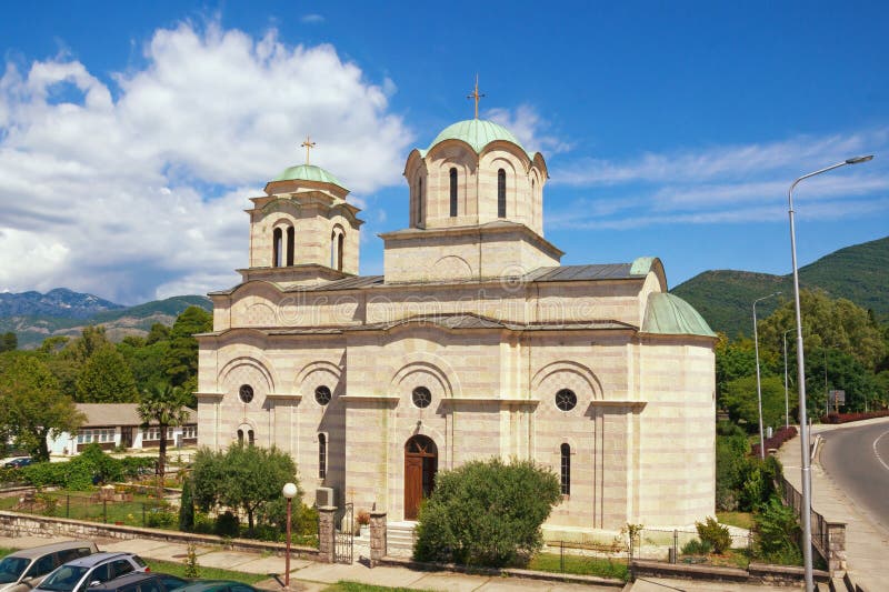 Arquitetura religiosa. Vista da Igreja de St. Sava no dia ensolarado do verão. Cidade de Tivat, Montenegro fotos de stock Arquitetura religiosa. Vista da Igreja de St. Sava no dia ensolarado do verão. Cidade de Tivat, Montenegro fotos de stock