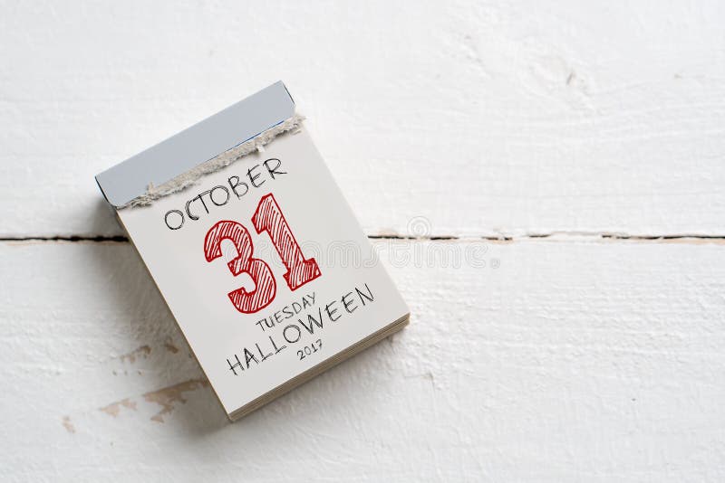 Arrachez le calendrier avec le 31 octobre, date de Halloween image stock Arrachez le calendrier avec le 31 octobre, date de Halloween image stock