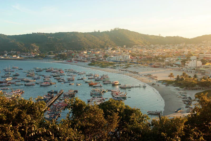 ARRAIAL FONT CABO, RIO DE JANEIRO, BRÉSIL 21 MARS 2016 : Vue d'une colline du village d'Arraial et de son port au coucher du sole image libre de droits ARRAIAL FONT CABO, RIO DE JANEIRO, BRÉSIL 21 MARS 2016 : Vue d'une colline du village d'Arraial et de son port au coucher du sole image libre de droits