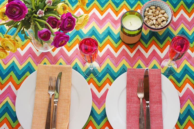 Arrangement coloré lumineux aérien de table avec le tablecoth de chevron images stock Arrangement coloré lumineux aérien de table avec le tablecoth de chevron images stock