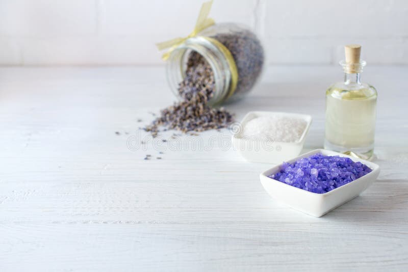 Arrangement de bien-être Le sel lilas de mer, huile de massage, lavande fleurit sur le fond en bois blanc photos libres de droits Arrangement de bien-être Le sel lilas de mer, huile de massage, lavande fleurit sur le fond en bois blanc photos libres de droits