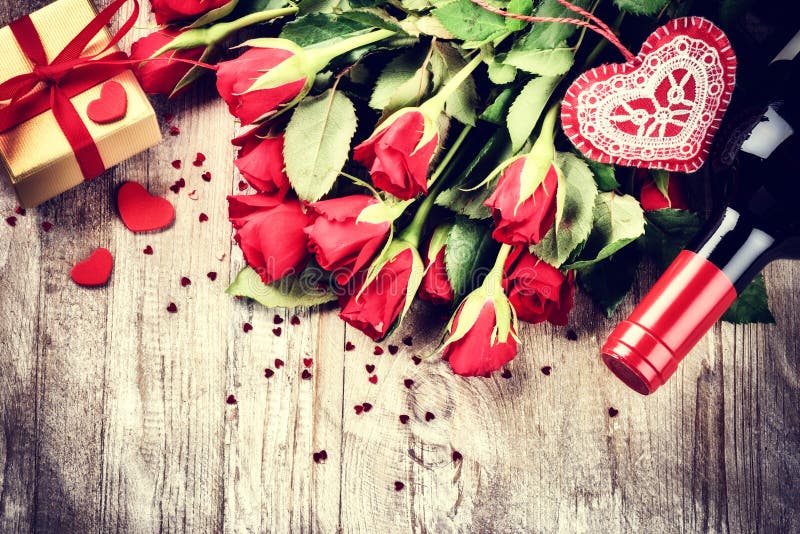 Arrangement de St Valentine avec W de bouquet de roses rouges, actuel et rouge images stock Arrangement de St Valentine avec W de bouquet de roses rouges, actuel et rouge images stock