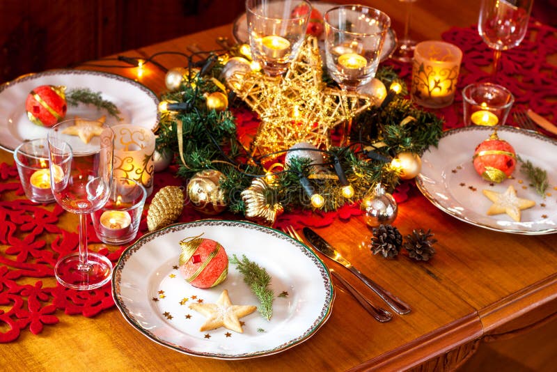 Arrangement de table de dîner de réveillon de Noël avec des décorations photo libre de droits Arrangement de table de dîner de réveillon de Noël avec des décorations photo libre de droits