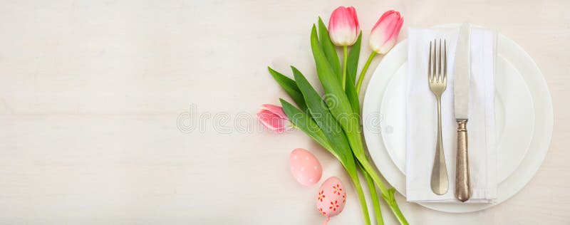 Arrangement de table de Pâques avec les tulipes roses sur le fond en bois blanc Vue supérieure, l'espace de copie, bannière