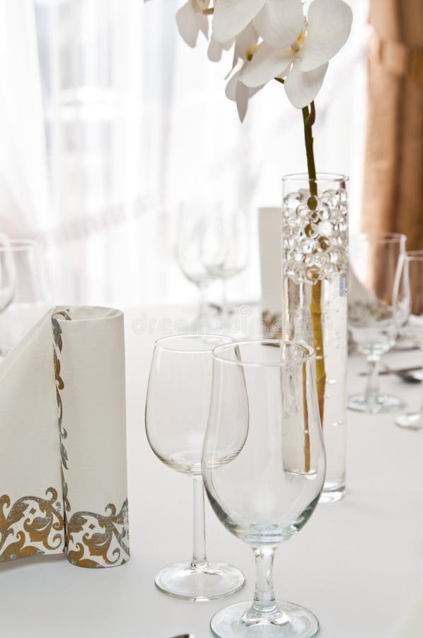 Arrangement de Tableau dans le restaurant avec la fleur d'orchidée images stock Arrangement de Tableau dans le restaurant avec la fleur d'orchidée images stock