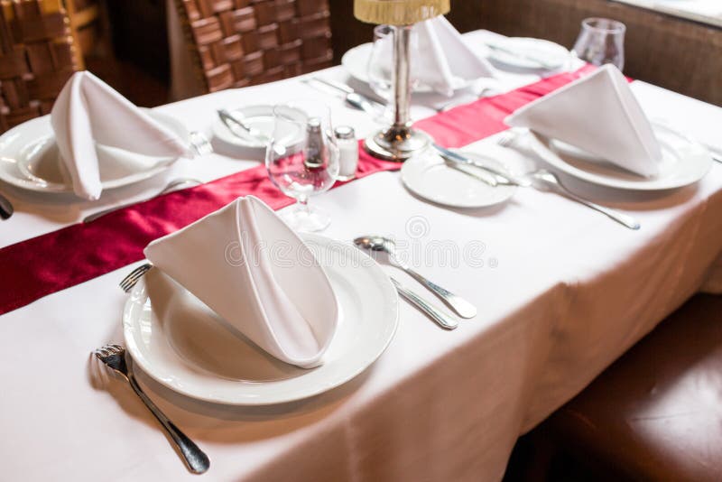Arrangement de Tableau pour un beau dîner Glaces vides réglées dans le restaurant Une partie d'intérieur serviettes, plats, et co images libres de droits Arrangement de Tableau pour un beau dîner Glaces vides réglées dans le restaurant Une partie d'intérieur serviettes, plats, et co images libres de droits