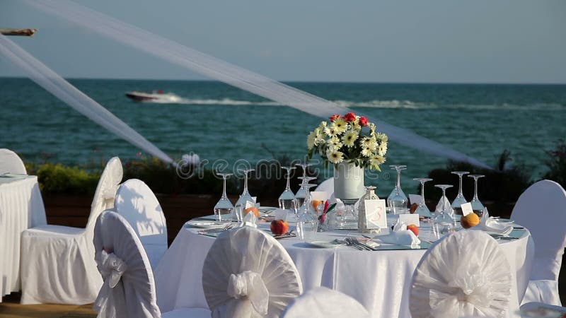 Arrangement extérieur de Tableau à la réception de mariage par la mer