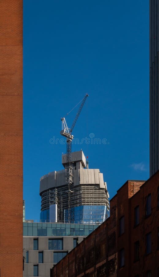 Arranha-céus de Londres com o guindaste sob a construção que emerge no meio fotos de stock Arranha-céus de Londres com o guindaste sob a construção que emerge no meio fotos de stock