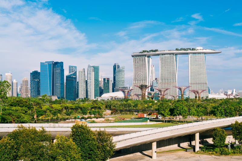 Arranha-céus moderno sob a construção fotografia de stock