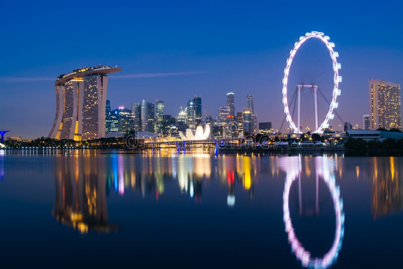 Arranha-céus moderno sob a construção imagens de stock