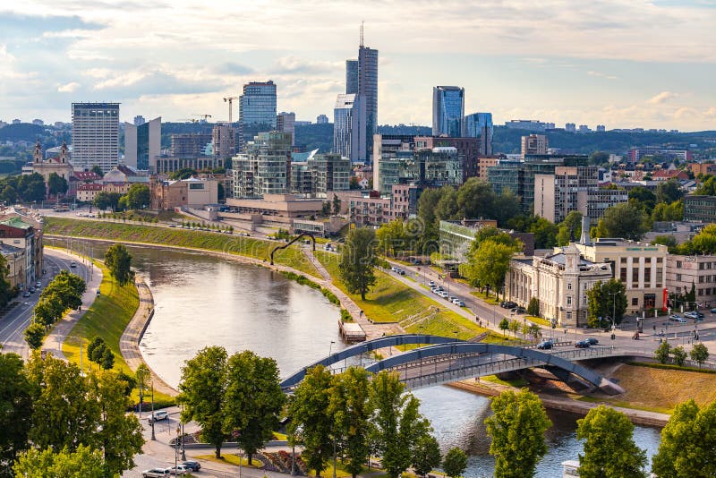 Arranha-céus modernos novos em Vilnius O PORTO do NEGÓCIO de VILNIUS é um centro de negócio contínuo no centro novo de Vilnius fotos de stock Arranha-céus modernos novos em Vilnius O PORTO do NEGÓCIO de VILNIUS é um centro de negócio contínuo no centro novo de Vilnius fotos de stock