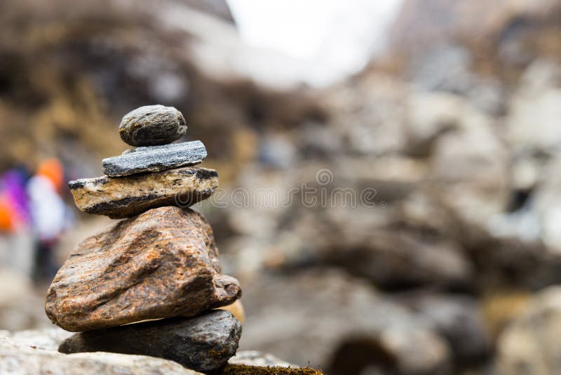 Arranjo da rocha do zen que imita o Stupa ao longo da fuga de caminhada às montanhas de Annapurna, Nepal fotografia de stock Arranjo da rocha do zen que imita o Stupa ao longo da fuga de caminhada às montanhas de Annapurna, Nepal fotografia de stock