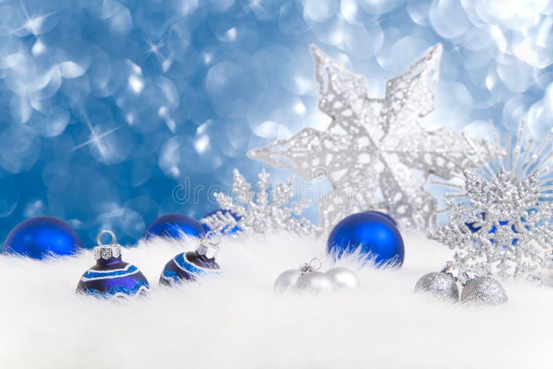 Arranjo de ornamento do Natal do azul e da prata no backg azul foto de stock Arranjo de ornamento do Natal do azul e da prata no backg azul foto de stock