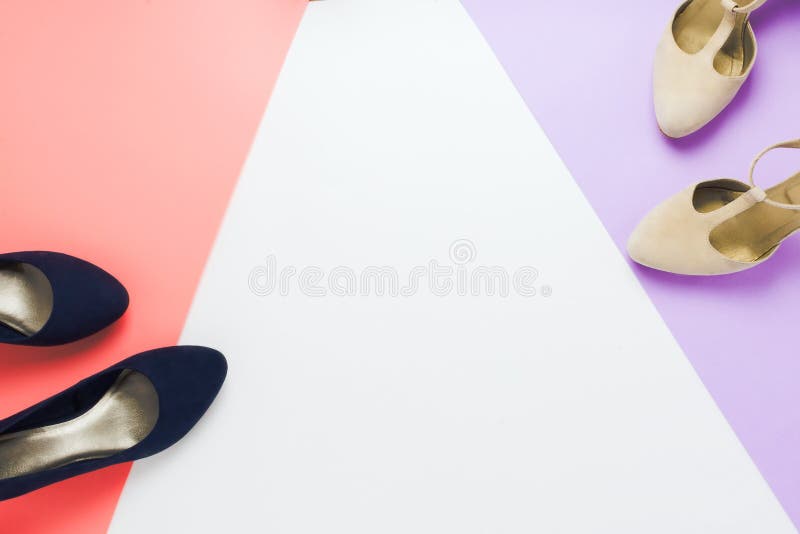 Arranjo flatlay da forma pastel com as sapatas azuis e cinzentas elegantes dos saltos altos fotos de stock Arranjo flatlay da forma pastel com as sapatas azuis e cinzentas elegantes dos saltos altos fotos de stock