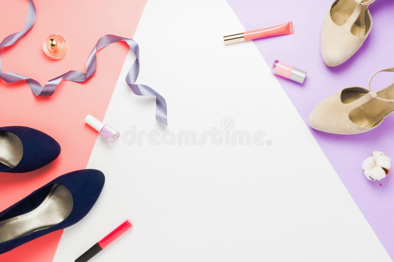 Arranjo flatlay da forma pastel com as sapatas elegantes dos saltos altos, os cosméticos e os outros acessórios imagens de stock royalty free Arranjo flatlay da forma pastel com as sapatas elegantes dos saltos altos, os cosméticos e os outros acessórios imagens de stock royalty free