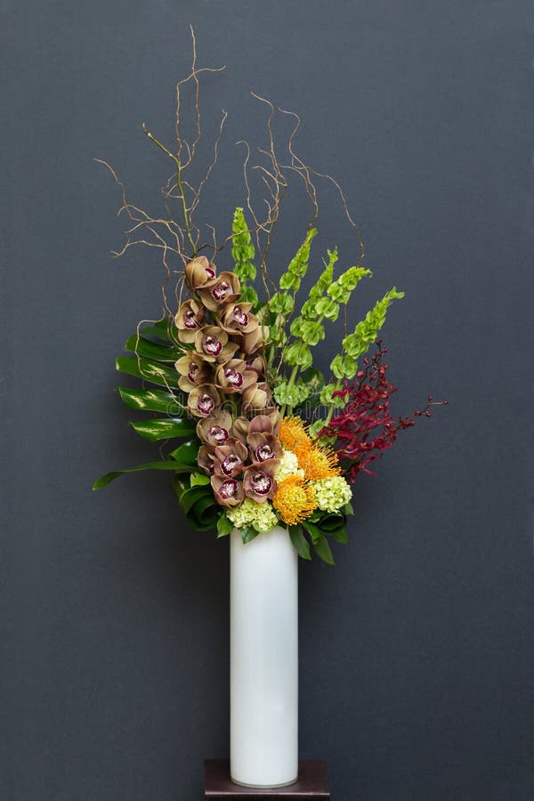 Arranjo Floral Com Cymbidium, Hortênsia, Orquídeas, Moluccella Imagem de  Stock - Imagem de vaso, flor: 44085349