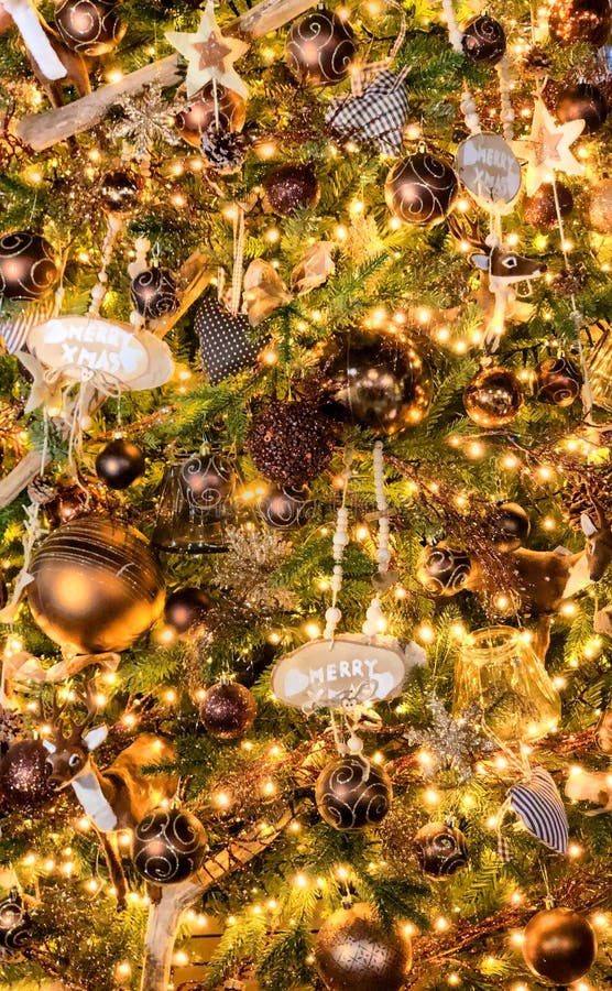 Arredamento Di Ornamenti Di Natale Decorati in Un Albero Di Natale ...