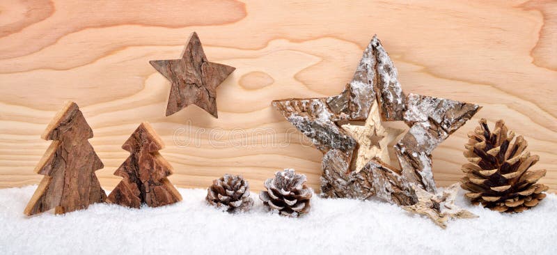 Arreglo de la Navidad con la decoración de madera imagen de archivo Arreglo de la Navidad con la decoración de madera imagen de archivo