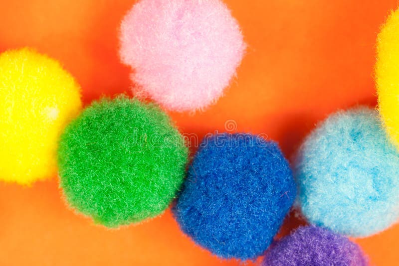 Arreglo de las bolas suaves de la materia textil borrosa mullida colorida viva en fondo de papel anaranjado vibrante imagen de archivo libre de regalías Arreglo de las bolas suaves de la materia textil borrosa mullida colorida viva en fondo de papel anaranjado vibrante imagen de archivo libre de regalías