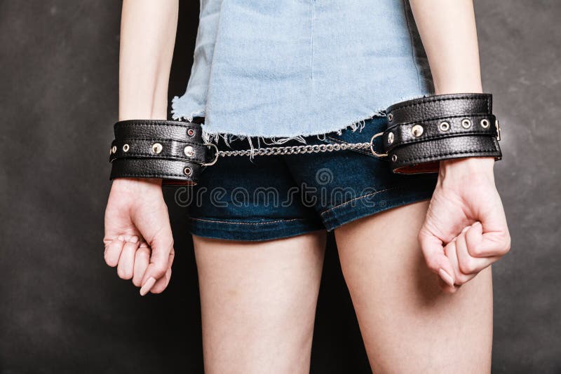 Arresto e prigione Manette del primo piano sulle mani femminili immagini stock libere da diritti Arresto e prigione Manette del primo piano sulle mani femminili immagini stock libere da diritti