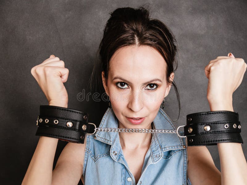 Arresto e prigione Ragazza criminale del prigioniero della donna in manette fotografie stock libere da diritti Arresto e prigione Ragazza criminale del prigioniero della donna in manette fotografie stock libere da diritti