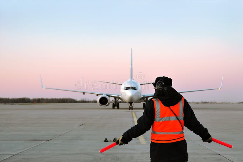 El gran comercial avión de línea ser acompanado sobre el su último posición sobre el carreteras sobre el internacional aeropuerto en.