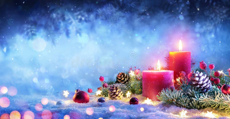 Arrivo di Natale - candele rosse con l'ornamento