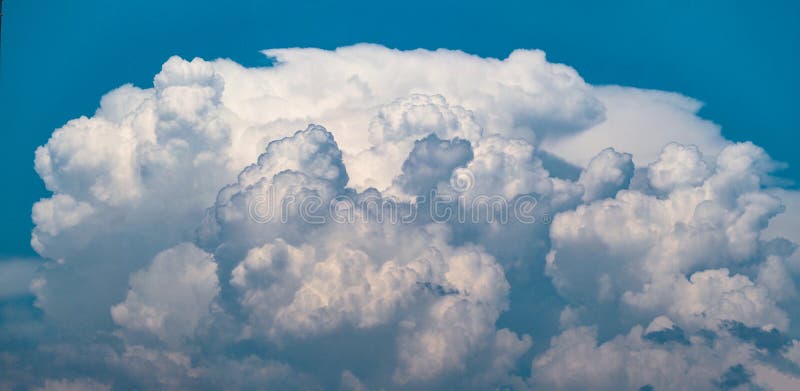 Arrière-plan aérien spectaculaire avec cumulus nuages image stock Arrière-plan aérien spectaculaire avec cumulus nuages image stock