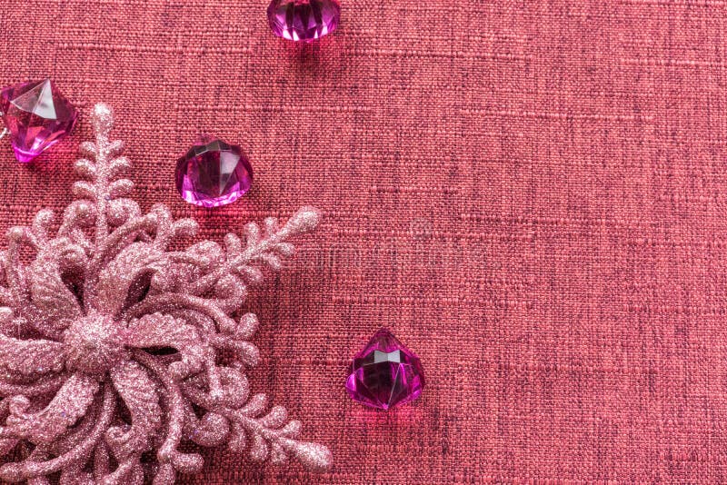 Arrière-plan sous forme de décorations de sapins de Noël - une étoile violette et des cristaux artificiels de couleur rubis sur l photographie stock Arrière-plan sous forme de décorations de sapins de Noël - une étoile violette et des cristaux artificiels de couleur rubis sur l photographie stock