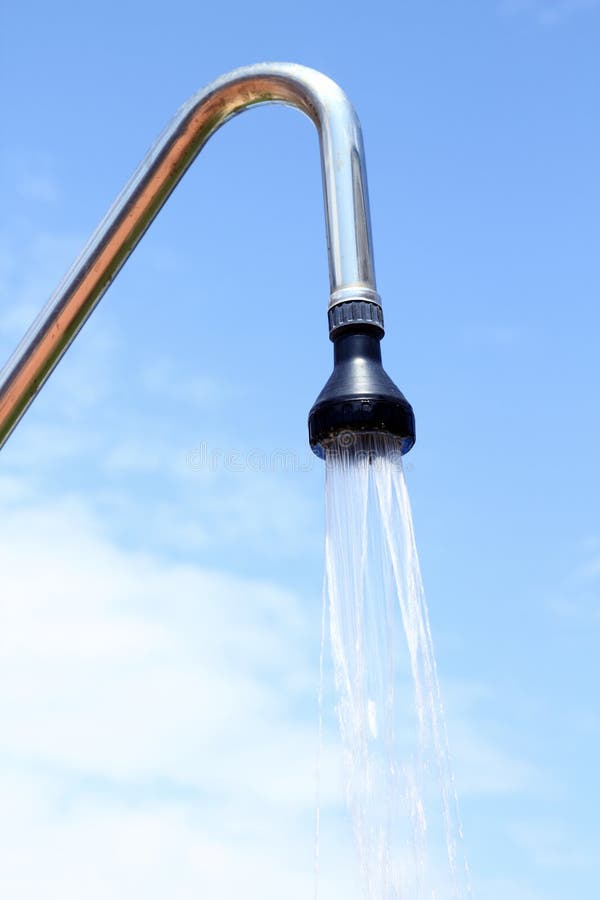 Arroseuse de douche sur le ciel bleu extérieur photographie stock Arroseuse de douche sur le ciel bleu extérieur photographie stock