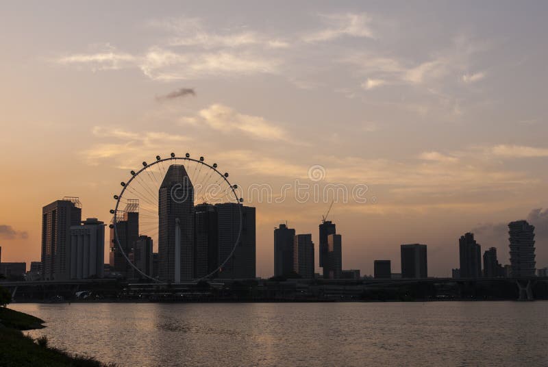 Arrosez le coucher du soleil avant de l'horizon de Singapour une ville urbaine moderne images stock Arrosez le coucher du soleil avant de l'horizon de Singapour une ville urbaine moderne images stock