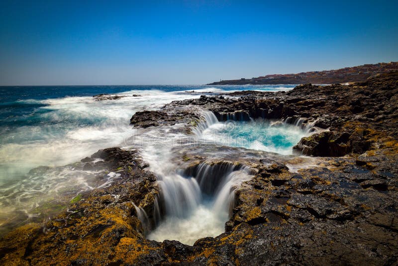 Arrosez le vortex, Bufadero de la Garita, Telde, mamie Canaria, Espagne photos stock Arrosez le vortex, Bufadero de la Garita, Telde, mamie Canaria, Espagne photos stock