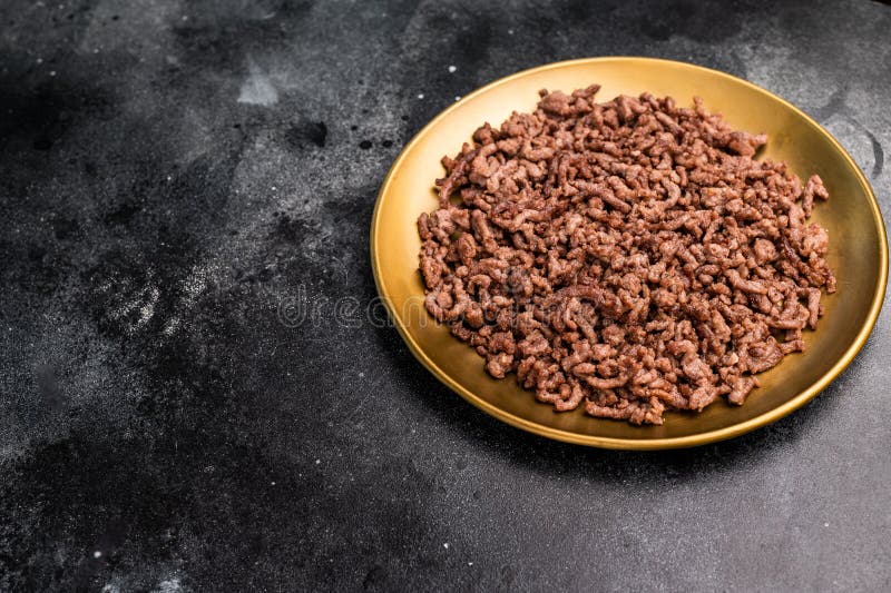 Arrosto e carni di miniera, fresche cotte di carne macinata in piastra. sfondo nero. vista dall'alto fotografia stock