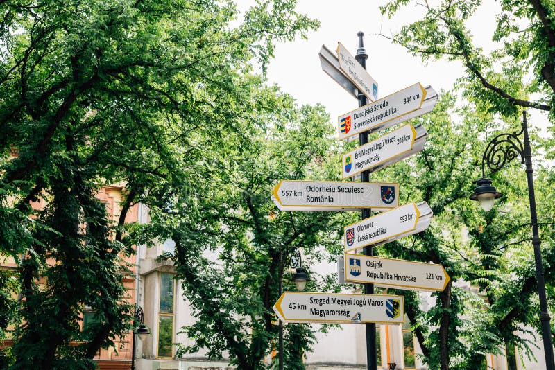 Arrow world Landmarks Wegweiser in Subotica, Serbien stockfotos Arrow world Landmarks Wegweiser in Subotica, Serbien stockfotos