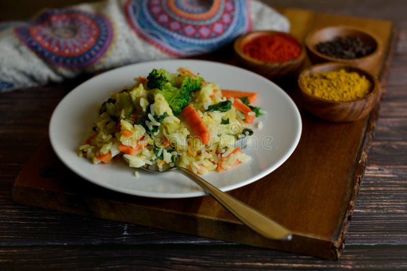 Arroz Basmati con curry y verduras imágenes de archivo libres de regalías Arroz Basmati con curry y verduras imágenes de archivo libres de regalías