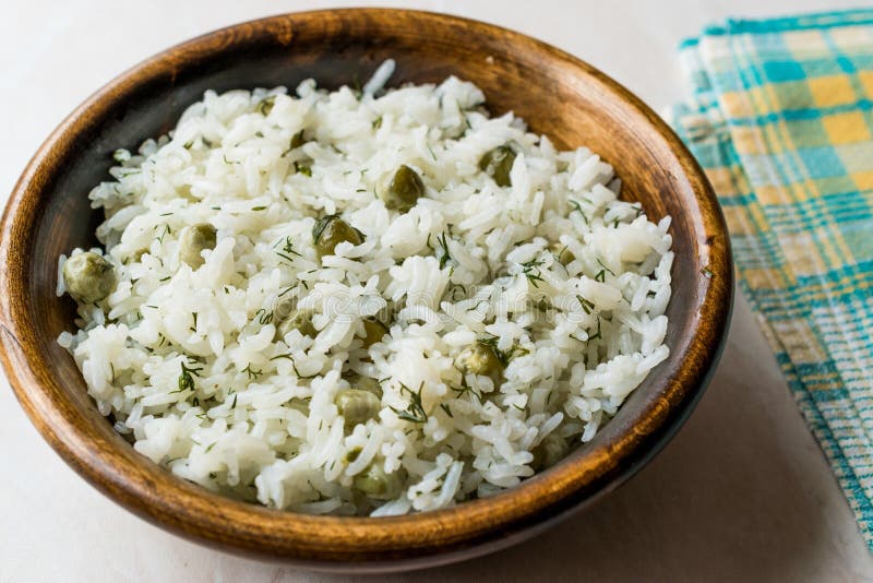 Arroz Basmati llano cocinado con eneldo y guisantes verdes/Pilav o pilaf en cuenco de madera imagenes de archivo Arroz Basmati llano cocinado con eneldo y guisantes verdes/Pilav o pilaf en cuenco de madera imagenes de archivo