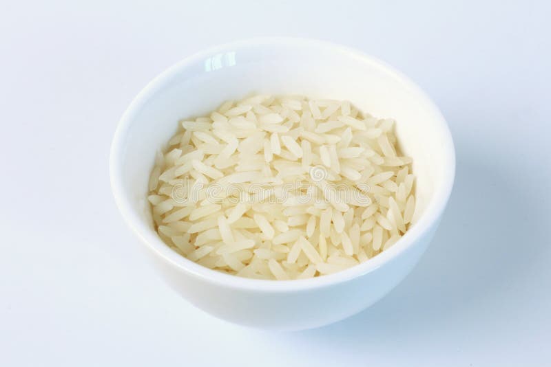 Arroz blanco en la taza blanca fotos de archivo libres de regalías Arroz blanco en la taza blanca fotos de archivo libres de regalías