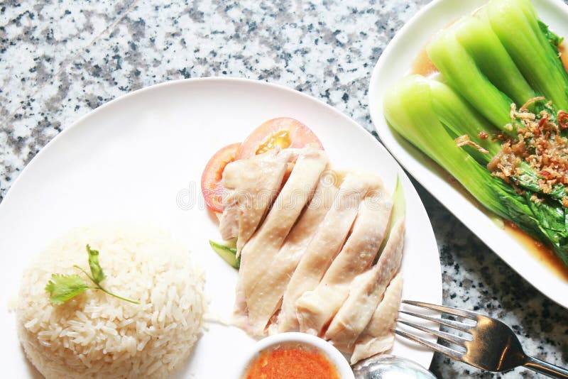 Arroz cozido tocado com frango foto de stock