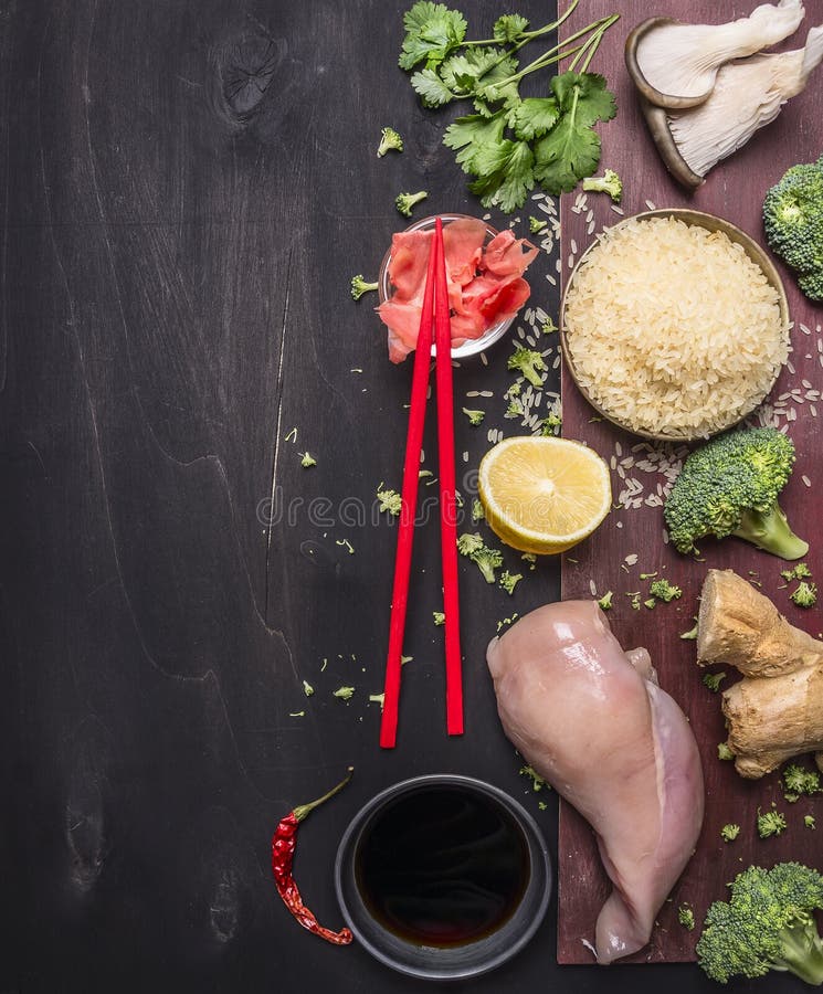 Arroz crudo con cilantro, el jengibre, la salsa de soja, las setas de ostra, y el limón, pechuga de pollo, palillos rojos, concep fotografía de archivo libre de regalías Arroz crudo con cilantro, el jengibre, la salsa de soja, las setas de ostra, y el limón, pechuga de pollo, palillos rojos, concep fotografía de archivo libre de regalías