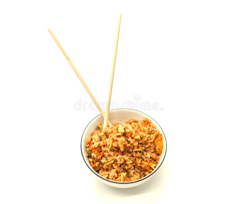 Arroz de Fried Chinese con las verduras y el huevo, en un cuenco en un fondo blanco con los palillos El favorito chino adorna foto de archivo Arroz de Fried Chinese con las verduras y el huevo, en un cuenco en un fondo blanco con los palillos El favorito chino adorna foto de archivo