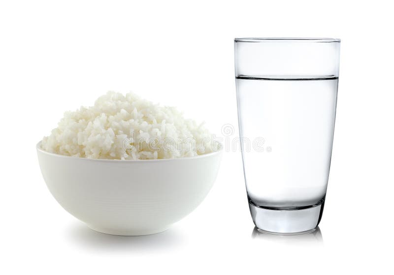 Arroz en un cuenco y un vidrio de agua en el fondo blanco imagen de archivo libre de regalías Arroz en un cuenco y un vidrio de agua en el fondo blanco imagen de archivo libre de regalías
