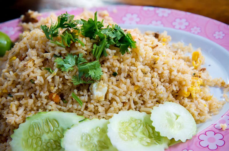 Arroz fritado de carne de caranguejo, almofada Poo de Khao Alimento famoso tailandês da rua foto de stock royalty free Arroz fritado de carne de caranguejo, almofada Poo de Khao Alimento famoso tailandês da rua foto de stock royalty free