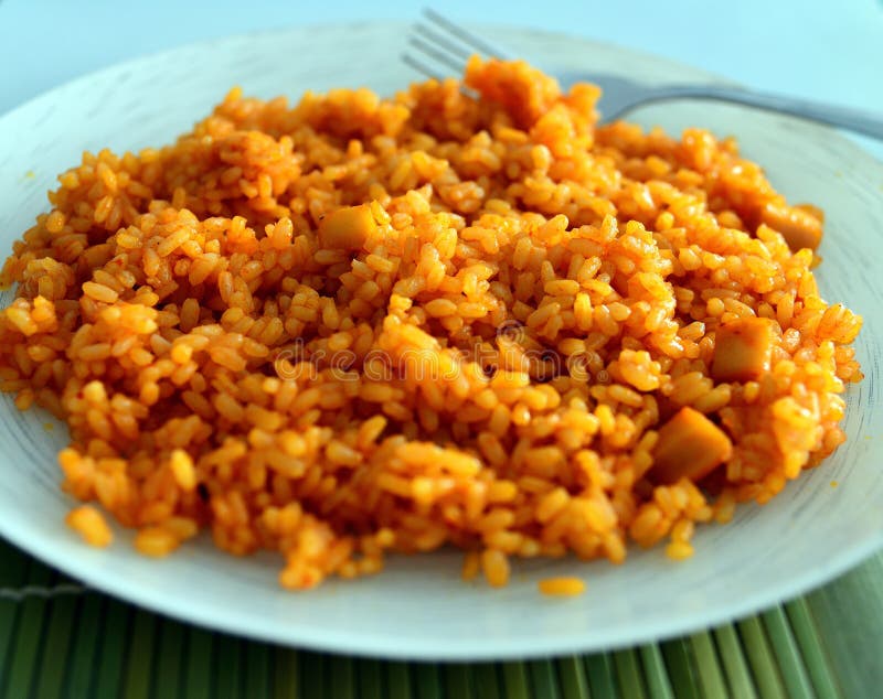 Arroz frito sano en una placa un montón de arroz fotos de archivo libres de regalías Arroz frito sano en una placa un montón de arroz fotos de archivo libres de regalías