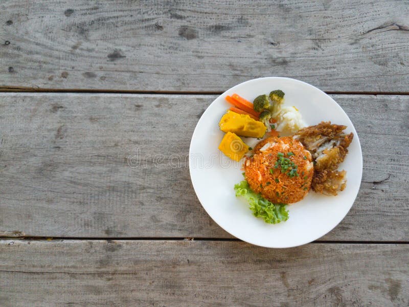 Arroz frito, verduras del pollo frito en una tabla de madera fotografía de archivo libre de regalías Arroz frito, verduras del pollo frito en una tabla de madera fotografía de archivo libre de regalías