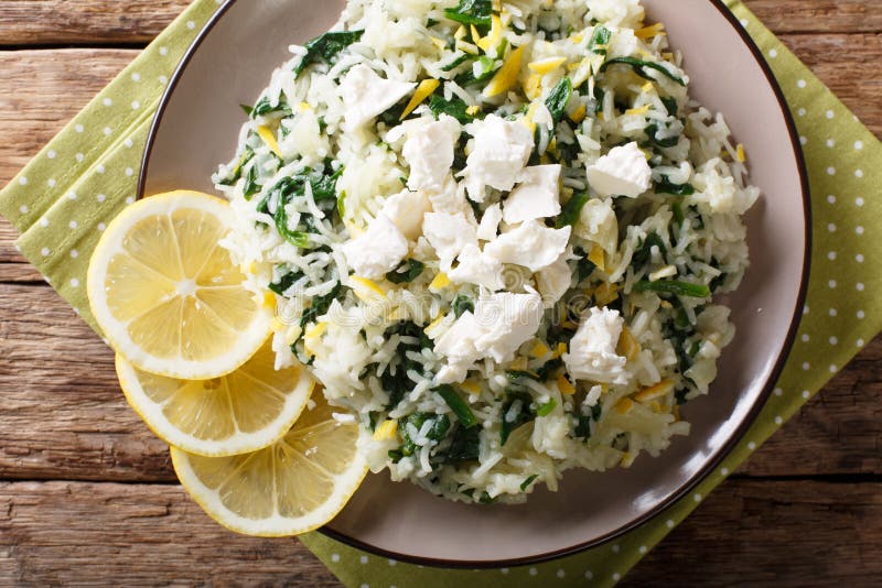 Arroz griego con espinaca, ánimo de limón, la cebolla y el cierre del queso feta fotografía de archivo libre de regalías Arroz griego con espinaca, ánimo de limón, la cebolla y el cierre del queso feta fotografía de archivo libre de regalías