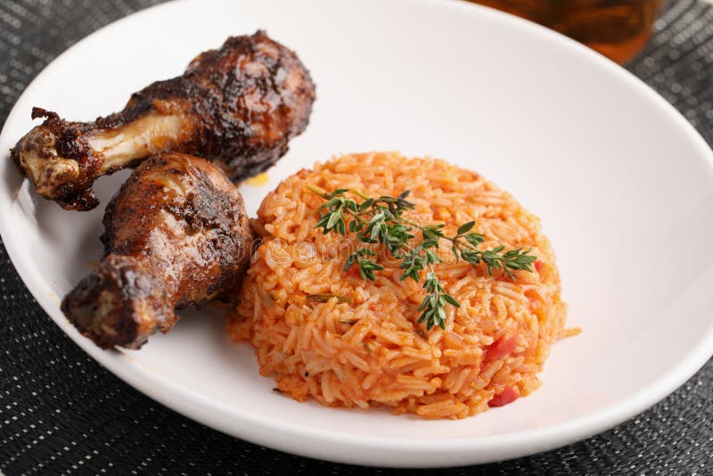 Arroz nigeriano de Jollof com coxa de frango