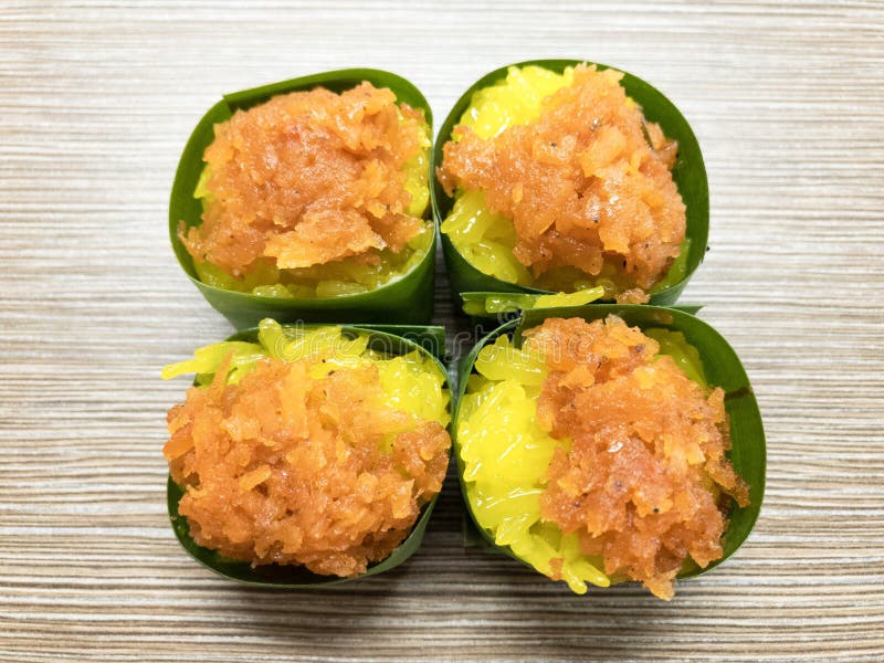Arroz pegajoso dulce con las natillas del huevo y el desmoche dulce del coco, envueltos en hoja del plátano Postre tailandés popu foto de archivo libre de regalías Arroz pegajoso dulce con las natillas del huevo y el desmoche dulce del coco, envueltos en hoja del plátano Postre tailandés popu foto de archivo libre de regalías