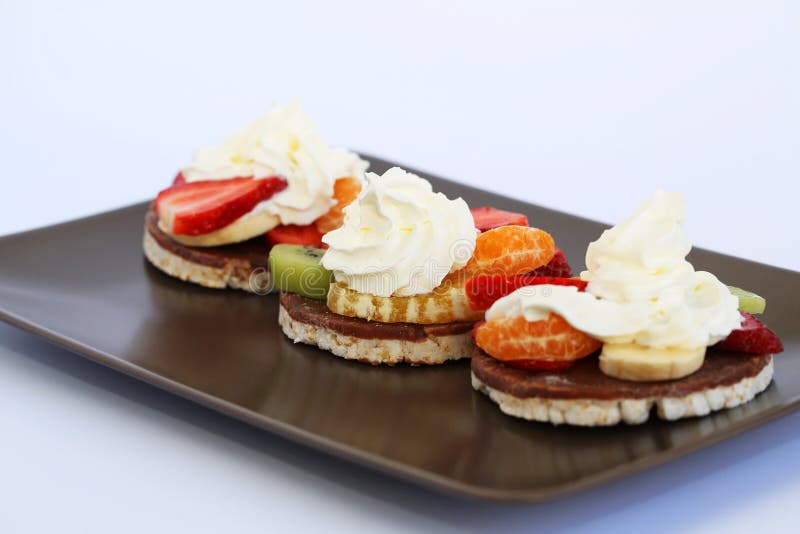 Arroz soplado con las frutas y la crema imagen de archivo libre de regalías Arroz soplado con las frutas y la crema imagen de archivo libre de regalías